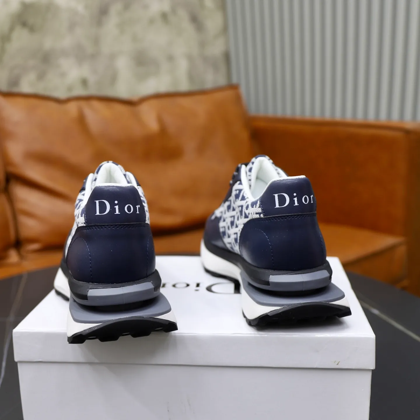 Ex-factory price: 462💰🙅‍♂️🙅‍♂️🙅‍♂️ Brand: Dior DIOR Standard code: 38-44 (45 customized) Grade: Same as the official website Material: Original leather splicing brand cloth Comfortable and breathable lining Lightweight and wear-resistant sports outsole Style category: Men's fashionable casual shoes Running sneakers Distinguished luxury brand elements Top luxury Color: actual picture color